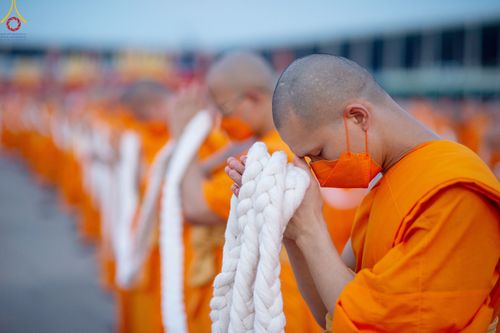 ภาพ No.79217:พิธีอัญเชิญองค์พระบรมพุทธเจ้า 24 องค์ เวียนประทักษิณรอบพระมหาธรรมกายเจดีย์ ณ วัดพระธรรมกาย  วันที่ 2 เมษายน พ.ศ. 2566