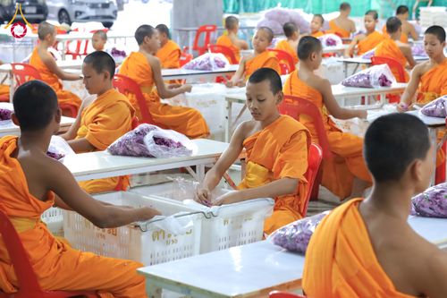 ภาพ No.303226:วันที่ 15-21 มกราคม พ.ศ.2569 ปลิดกลีบดอกเบญจทรัพย์ เพื่อโปรยต้อนรับพระธรรมยาตรา ในโครงการธรรมยาตรา กตัญญูบูชา มหาปูชนียาจารย์ พระมงคลเทพมุนี(สด จนฺทสโร) พระผู้ปราบมาร อนุสรณ์สถาน 7 แห่ง ปีที่ 14 ณ วิหารคด วัดพระธรรมกาย