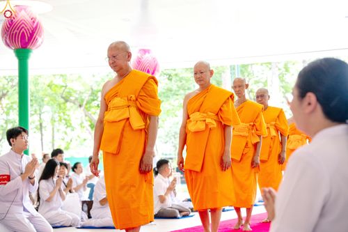 ภาพ No.330817:วันวิสาขบูชา อาทิตย์ที่ 31 พฤษภาคม พ.ศ.2569 พิธีบรรพชาสามเณรอุบาสก 11 ท่าน , พิธีถวายบาตรผ้าไตร และจตุปัจจัยไทยธรรม แด่สามเณร , พิธีอุปสมบทอุทิศชีวิต , พิธีกล่าวคำกัปปิยภัณฑ์  ณ อุโบสถพระไตรปิฎก วัดพระธรรมกาย จังหวัดปทุมธานี