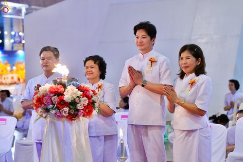 ภาพ No.331041:วันวิสาขบูชา อาทิตย์ที่ 31 พฤษภาคม พ.ศ.2569 พิธีจุดวิสาขประทีป , พิธีเวียนประทักษิณ  รอบพระมหาธรรมกายเจดีย์  และพิธีฉลองชัยสวดมนต์บทธัมมจักกัปปวัตนสูตร  ครบ 8,415,000,000 จบ ณ วัดพระธรรมกาย