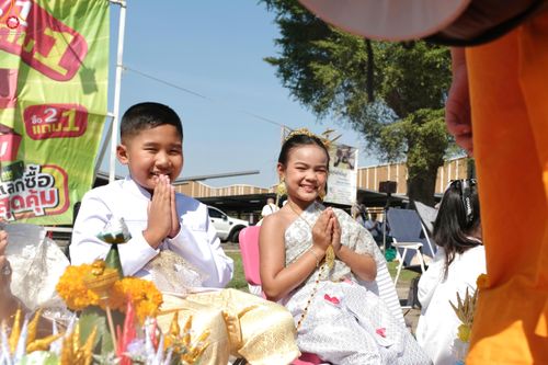 ภาพ No.304277:วันที่ 25 มกราคม พ.ศ. 2569 พิธีต้อนรับพระธรรมยาตรา  รร.สามัคคีราษฏร์บำรุง-วัดพระธรรมกาย ในโครงการธรรมยาตรา กตัญญูบูชา มหาปูชนียาจารย์ พระมงคลเทพมุนี(สด จนฺทสโร) พระผู้ปราบมาร อนุสรณ์สถาน 7 แห่ง ปีที่ 14