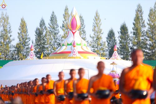 ภาพ No.292421:วันที่ 11 มกราคม พ.ศ. 2569 พิธีตักบาตรพระธรรมยาตรา ณ อนุสรณ์สถานคลองบางนางแท่น อ.สามพราน จ.นครปฐม ในโครงการธรรมยาตรา กตัญญูบูชา มหาปูชนียาจารย์ พระมงคลเทพมุนี(สด จนฺทสโร) พระผู้ปราบมาร อนุสรณ์สถาน 7 แห่ง ปีที่ 14