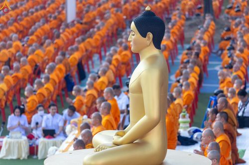 ภาพ No.282571:วันเสาร์ที่ 20 ธันวาคม พ.ศ.2568 พิธีตักบาตรพระ 10,000 รูป (ชุด 2) เนื่องในโอกาส 194 ปี จังหวัดกาญจนบุรี และอุทิศส่วนกุศลให้แด่บรรพชนทั้งหลาย บริเวณถนนสองแคว (Skywalk) เมืองกาญจนบุรี