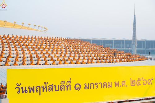 ภาพ No.279734:วันที่ 1 มกราคม พ.ศ.2569 พิธีตักบาตรในวันขึ้นปีใหม่ ณ ลานธรรม วัดพระธรรมกาย