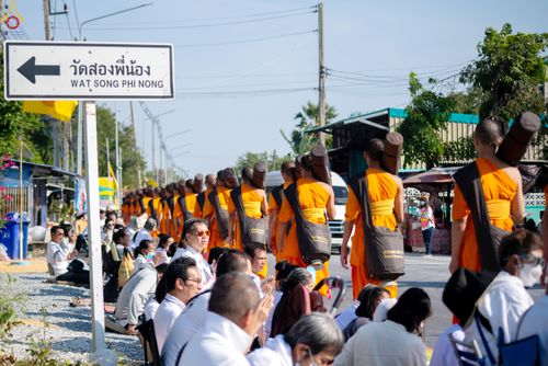 ภาพ No.292846:วันที่ 11 มกราคม พ.ศ. 2569 พิธีต้อนรับพระธรรมยาตรา ณ อนุสรณ์สถานลำดับที่ 3 สถานที่เกิดในเพศสมณะ วัดสองพี่น้อง อำเภอสองพี่น้อง จังหวัดสุพรรณบุรี ในโครงการธรรมยาตรา กตัญญูบูชา มหาปูชนียาจารย์ พระมงคลเทพมุนี(สด จนฺทสโร) พระผู้ปราบมาร อนุสรณ์สถาน 7 แห่ง ปีที