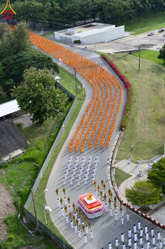 ภาพ No.89063:พิธีอัญเชิญรูปหล่อทองคำ  คุณยายอาจารย์มหารัตนอุบาสิกาจันทร์ ขนนกยูง เพื่อประดิษฐาน ณ มหาวิหารคุณยายอาจารย์ฯ เนื่องในวันครูผู้ค้นพบวิชชาธรรมกาย วันศุกร์ที่ 29 กันยายน พ.ศ. 2566