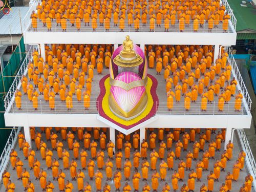 ภาพ No.300049:วันที่ 22 มกราคม พ.ศ.2569 พระธรรมยาตราปฏิบัติธรรม และถ่ายภาพหมู่ประวัติศาสตร์ ณ อาคารธรรมยาตรา กตัญญูบูชามหาปูชนียาจารย์  ตรงข้ามวัดปากน้ำภาษีเจริญ จ.กรุงเทพมหานคร ในโครงการธรรมยาตรา กตัญญูบูชา มหาปูชนียาจารย์ พระมงคลเทพมุนี(สด จนฺทสโร) พระผู้ปราบมาร อนุ