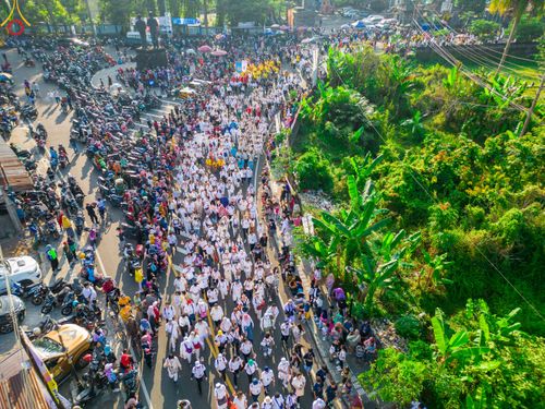 ภาพ No.81951:พิธีจุดวิสาขประทีป 22,000 ดวงและโคมลอย 3,000 ดวง ( Festival  lampion Vesak Indonesia) ณ มหาเจดียบรมพุทโธ อินโดนีเซีย  วันอาทิตย์ที่ 4 มิ.ย. พ.ศ.2566