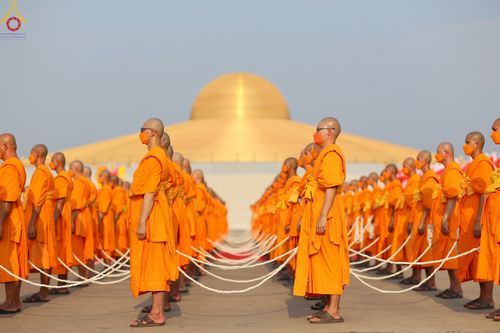 ภาพ No.79086:พิธีอัญเชิญองค์พระบรมพุทธเจ้า 24 องค์ เวียนประทักษิณรอบพระมหาธรรมกายเจดีย์ ณ วัดพระธรรมกาย  วันที่ 2 เมษายน พ.ศ. 2566