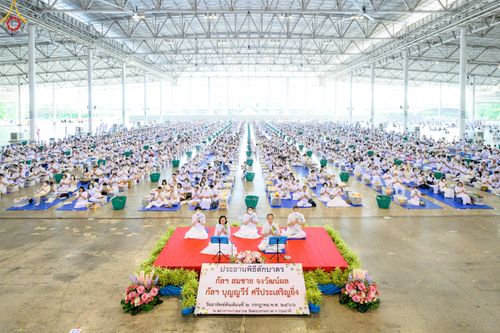 ภาพ No.82942:พิธีตักบาตร ณ บ้านแก้วเรือนทองคุณยายอาจารย์ฯ พิธีบูชาข้าวพระ ณ สภาธรรมกายสากล วัดพระธรรมกาย ในวันอาทิตย์ต้นเดือนที่ 2 ก.ค. พ.ศ.2566