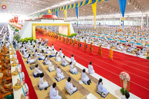 ภาพ No.85188:พิธีมุทิตาสักการะพระภิกษุ ผู้สอบได้เปรียญธรรม ๙ ประโยคระดับโลก, พิธีมอบโล่เกียรติยศและทุนการศึกษา สำนักเรียนบาลีดีเด่นทั่วประเทศ ในวันสมาธิโลก อาทิตย์ที่ 6 สิงหาคม พ.ศ. 2566 ณ สภาธรรมกายสากล วัดพระธรรมกาย