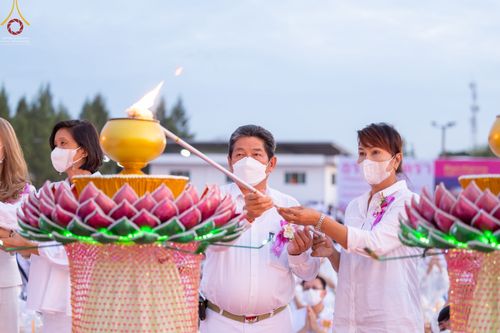 ภาพ No.70229:พิธีจุดประทีปถวายเป็นพุทธบูชา และบูชาธรรมมหาปูชนียาจารย์ ในโครงการธรรมยาตรากตัญญูบูชา มหาปูชนียาจารย์ พระมงคลเทพมุนี(สด จนฺทสโร) พระผู้ปราบมาร ปีที่ 11 ณ อนุสรณ์สถานลำดับที่ 2 สถานที่ตั้งมโนปณิธานบวชตลอดชีวิต อนุสรณ์สถานคลองบางนางแท่น อ.สามพราน จ.นครปฐม 