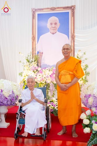 ภาพ No.316160:วันศุกร์ที่ 27 มีนาคม พ.ศ. 2569 พิธีบำเพ็ญกุศล คุณพ่อณรงค์ จินตมากุล  สิริอายุ 99 ปี 11 เดือน โยมบิดา พระครูปลัดรัตนวีรวัฒน์ (รังสฤษดิ์ อิทฺธิจินตโก) ที่ปรึกษาเจ้าคณะจังหวัดปทุมธานี เจ้าอาวาสวัดพระธรรมกาย  ณ ห้องปลูกศรัทธา 2 วัดพระธรรมกาย ปทุมธานี