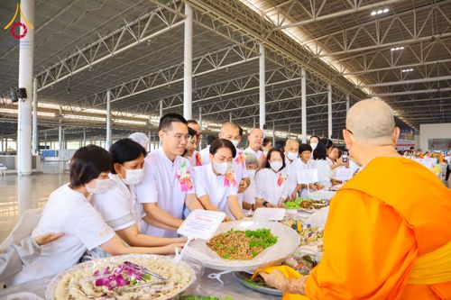 ภาพ No.121237:พิธีถวายภัตตาหารเป็นสังฆทาน แด่คณะพระธรรมยาตราฯ ในโครงการธรรมยาตรากตัญญูบูชา มหาปูชนียาจารย์ พระมงคลเทพมุนี(สด จนฺทสโร) พระผู้ปราบมาร อนุสรณ์สถาน 7 แห่ง ปีที่ 12 วันที่ 30 มกราคม พ.ศ. 2567 ณ สภาธรรมกายสากล วัดพระธรรมกาย