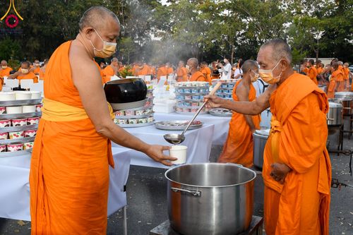 ภาพ No.106368:พิธีถวายภัตตาหารเป็นสังฆทาน แด่คณะพระธรรมยาตราฯ ในโครงการธรรมยาตรากตัญญูบูชา มหาปูชนียาจารย์ พระมงคลเทพมุนี(สด จนฺทสโร) พระผู้ปราบมาร อนุสรณ์สถาน 7 แห่ง ปีที่ 12 วันที่ 5 มกราคม พ.ศ. 2567 ณ อนุสรณ์สถานโลตัสแลนด์ จ.สุพรรณบุรี