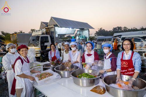 ภาพ No.294803:วันที่ 15 มกราคม พ.ศ. 2569 พิธีถวายภัตตาหารเป็นสังฆทาน แด่พระธรรมยาตรา ณ วัดโบสถ์บน ต.บางคูเวียง จ.นนทบุรี อนุสรณ์สถานลำดับที่ 4 สถานที่เกิดด้วยกายธรรม ในโครงการธรรมยาตรา กตัญญูบูชา มหาปูชนียาจารย์ พระมงคลเทพมุนี(สด จนฺทสโร) พระผู้ปราบมาร อนุสรณ์สถาน 7 แ