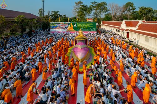 ภาพ No.297658:วันที่ 18 มกราคม พ.ศ. 2569 พิธีตักบาตรพระธรรมยาตรา ณ วัดโบสถ์บน ต.บางคูเวียง จ.นนทบุรี อนุสรณ์สถานลำดับที่ 4 สถานที่เกิดด้วยกายธรรม ในโครงการธรรมยาตรา กตัญญูบูชา มหาปูชนียาจารย์ พระมงคลเทพมุนี(สด จนฺทสโร) พระผู้ปราบมาร อนุสรณ์สถาน 7 แห่ง ปีที่ 14