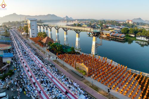 ภาพ No.284208:วันเสาร์ที่ 20 ธันวาคม พ.ศ.2568  พิธีตักบาตรพระ 10,000 รูป เนื่องในโอกาส 194 ปี จังหวัดกาญจนบุรี และอุทิศส่วนกุศลให้แด่บรรพชนทั้งหลาย บริเวณถนนสองแคว (Skywalk) เมืองกาญจนบุรี
