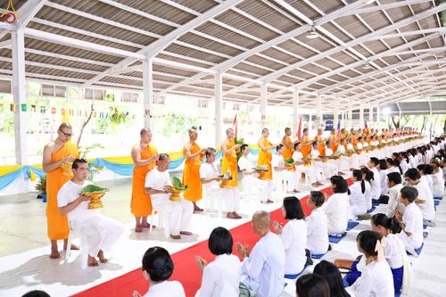 ภาพ No.338329:วันอาทิตย์ที่ 5 กรกฎาคม พศ.2569 พิธีตัดปอยผมธรรมทายาทนานาชาติ IDOP รุ่นที่ 21 จากประเทศจีน มาเลเซีย สิงคโปร์ และไต้หวัน ณ โถงช้าง วัดพระธรรมกาย