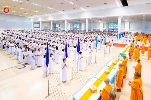 ภาพ No.338040:วันอาทิตย์ต้นเดือน 5 กรกฎาคม พ.ศ.2569 สัมมนาพิเศษ พิธีมอบพระของขวัญ ณ ห้องแก้วสารพัด1 วัดพระธรรมกาย