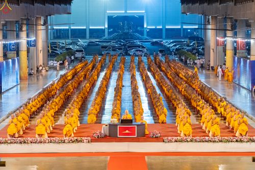 ภาพ No.280342:วันที่ 31 ธันวาคม พ.ศ.2568 -วันที่ 1 มกราคม พ.ศ.2569 พิธีฉลองชัยสวดมนต์บทธัมมจักกับปปวัตนสูตร ครบ 8,000,000,000 จบ , พิธีสวดมนต์ข้ามปี ณ วัดพระธรรมกาย