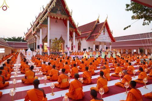 ภาพ No.71929:พิธีจุดประทีปถวายเป็นพุทธบูชา และบูชาธรรมมหาปูชนียาจารย์ ในโครงการธรรมยาตรากตัญญูบูชา มหาปูชนียาจารย์ พระมงคลเทพมุนี(สด จนฺทสโร) พระผู้ปราบมาร ปีที่ 11 ณ อนุสรณ์สถานลำดับที่ 3 สถานที่เกิดใหม่ในเพศสมณะ วัดสองพี่น้อง อ.สองพี่น้อง จ.สุพรรณบุรี วันที่ 17 มกร