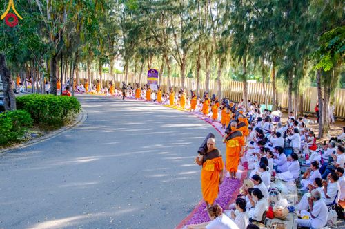 ภาพ No.106195:พิธีต้อนรับพระธรรมยาตรา ชุด 2 ในโครงการธรรมยาตรากตัญญูบูชา มหาปูชนียาจารย์  พระมงคลเทพมุนี(สด จนฺทสโร) พระผู้ปราบมาร  อนุสรณ์สถาน 7 แห่ง ปีที่ 12  วันที่ 3 มกราคม พ.ศ. 2567  ณ อนุสรณ์สถานโลตัสแลนด์ จ.สุพรรณบุรี