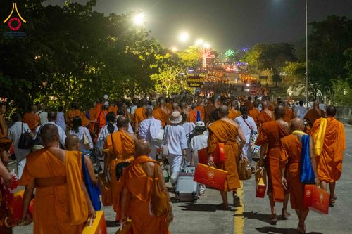 ภาพ No.324566:วันที่ 22 เมษายน พ.ศ.2569 (วันคุ้มครองโลก) บรรยากาศพระสังฆาธิการและสาธุชน การเดินทางกลับ งานถวายมหาสังฆทาน 40,000 กว่าวัดทั่วประเทศ วัดพระธรรมกาย