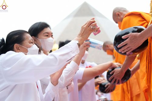 ภาพ No.69736:พิธีตักบาตรพระธรรมยาตราฯ ในโครงการธรรมยาตรากตัญญูบูชา มหาปูชนียาจารย์ พระมงคลเทพมุนี(สด จนฺทสโร) พระผู้ปราบมาร ปีที่ 11 ณ อนุสรณ์สถานลำดับที่ 1 สถานที่เกิดด้วยรูปกายเนื้อ อนุสรณ์สถานมหาวิหารพระมงคลเทพมุนี อ.สองพี่น้อง จ.สุพรรณบุรี