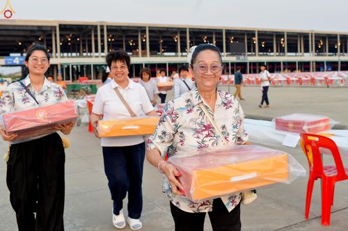 ภาพ No.323147:วันที่ 19 เมษายน พ.ศ.2569 การเรียงกล่องไทยธรรม , เตรียมงานจราจร เพื่องานถวายมหาสังฆทาน 40,000 กว่าวัดทั่วประเทศ วันคุ้มครองโลก 22 เมษายน พ.ศ.2569 วัดพระธรรมกาย