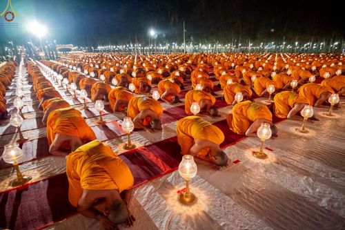 ภาพ No.69504:พิธีจุดประทีปถวายเป็นพุทธบูชา และบูชาธรรมมหาปูชนียาจารย์ ในโครงการธรรมยาตรากตัญญูบูชา มหาปูชนียาจารย์ พระมงคลเทพมุนี(สด จนฺทสโร) พระผู้ปราบมาร ปีที่ 11 ณ อนุสรณ์สถานมหาวิหารพระมงคลเทพมุนี อ.สองพี่น้อง จ.สุพรรณบุรี