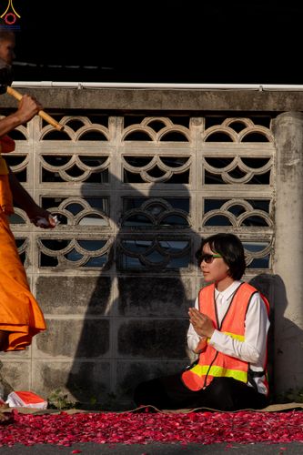 ภาพ No.300606:ภาพเบื้องหลังอาสาสมัครรวมใจ ชุดที่ 3 ในโครงการธรรมยาตรา กตัญญูบูชา มหาปูชนียาจารย์ พระมงคลเทพมุนี(สด จนฺทสโร) พระผู้ปราบมาร อนุสรณ์สถาน 7 แห่ง ปีที่ 14