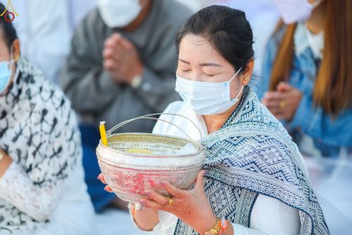 ภาพ No.74787:พิธีตักบาตรพระธรรมยาตราฯ ในโครงการธรรมยาตรากตัญญูบูชา มหาปูชนียาจารย์ พระมงคลเทพมุนี(สด จนฺทสโร) พระผู้ปราบมาร ปีที่ 11 ณ อนุสรณ์สถานลำดับที่ 5 สถานที่เผยแผ่วิชชาธรรมกายครั้งแรก อนุสรณ์สถานบางปลา วัดบางปลา อ.บางเลน จ.นครปฐม วันที่ 29 มกราคม พ.ศ. 2566
