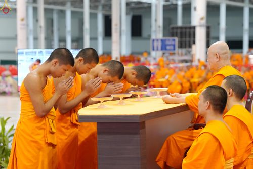 ภาพ No.339000:วันอาทิตย์ที่ 12 กรกฎาคม พ.ศ.2569 พิธีมุทิตาผู้สอบได้เปรียญธรรม ประโยค 1-2 ถึง ป.ธ.9 และ บ.ศ.1-2 ถึง บ.ศ.6 สำนักศาสนศึกษาวัดพระธรรมกาย ประจำปี 2569, พิธีมอบตราตั้งแต่งตั้งอาจารย์ใหญ่ สำนักศาสนศึกษาวัดพระธรรมกาย