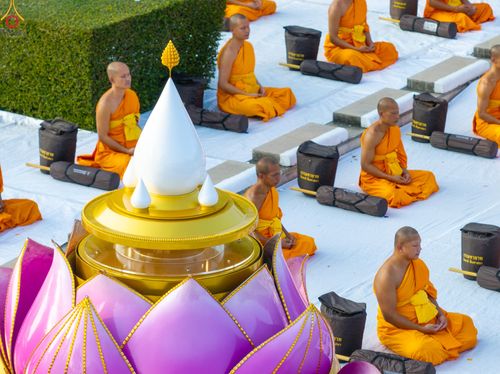 ภาพ No.281589:วันที่ 24 ธันวาคม พ.ศ.2568 พระธรรมยาตรา ปฏิบัติธรรม และถ่ายภาพหมู่ประวัติศาสตร์ ณ ลานหน้ามหาวิหารพระมงคลเทพมุนีฯ วัดพระธรรมกาย