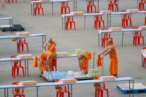 ภาพ No.322620:วันที่ 17 เมษายน พ.ศ.2569 การเรียงกล่องไทยธรรม เรียงน้ำดื่ม เรียงร่ม ณ ลานธรรมพระมหาธรรมกายเจดีย์ เพื่องานถวายมหาสังฆทาน 40,000 กว่าวัดทั่วประเทศ วันคุ้มครองโลก 22 เมษายน พ.ศ.2569 วัดพระธรรมกาย