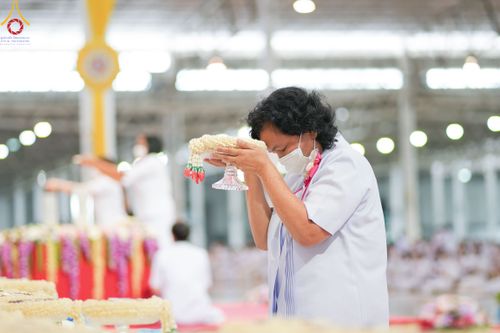ภาพ No.83689:พิธีวางแผ่นจารึกชื่อและพิธีวางพวงมาลัยสักการะพระประธาน วันอาทิตย์ที่ 16 กรกฎาคม พ.ศ. 2566 ณ รัตนบัลลังก์ สภาธรรมกายสากล วัดพระธรรมกาย