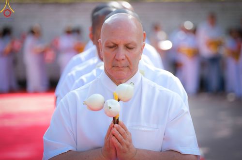 ภาพ No.83833:พิธีเวียนประทักษิณ,พิธีบรรพชาและพิธีอุปสมบทหมู่ ในโครงการอบรมพระธรรมทายาทในทวีปยุโรป  รุ่นที่ 9 วันอาทิตย์ที่ 16 กรกฎาคม พ.ศ. 2566 ณ วัดพระธรรมกายเบเนลักซ์  ประเทศเบลเยียม