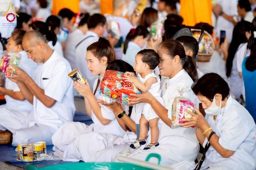 ภาพ No.215198:วันอาทิตย์ต้นเดือนที่ 6 เมษายน พ.ศ. 2568 พิธีตักบาตรข้าวสารอาหารแห้ง ณ บ้านแก้วเรือนทองคุณยาย สภาธรรมกายสากล วัดพระธรรมกาย