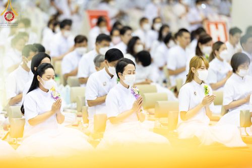 ภาพ No.86276:วันธรรมชัย ปีที่ 55 พิธีทอดผ้าป่ากฐินสมทบครั้งที่1, พิธีเจริญพุทธมนต์ ลูกนิมิตมหาสมบัติฯ พิธีจุดประทีป,พิธีฉลองชัยสวดมนต์บทธัมมจักกัปปวัตนสูตร วันอาทิตย์ที่ 27 สิงหาคม พ.ศ.2566 ณ สภาธรรมกายสากล / มหารัตนวิหารคด วัดพระธรรมกาย