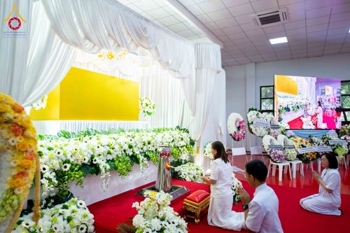 ภาพ No.314438:วันพฤหัสบดีที่ 19 มีนาคม พ.ศ. 2569 พิธีบำเพ็ญกุศล คุณพ่อณรงค์ จินตมากุล โยมบิดา พระครูปลัดรัตนวีรวัฒน์ (รังสฤษดิ์ อิทฺธิจินตโก) ที่ปรึกษาเจ้าคณะจังหวัดปทุมธานี เจ้าอาวาสวัดพระธรรมกาย  ณ ห้องปลูกศรัทธา 2 วัดพระธรรมกาย ปทุมธานี