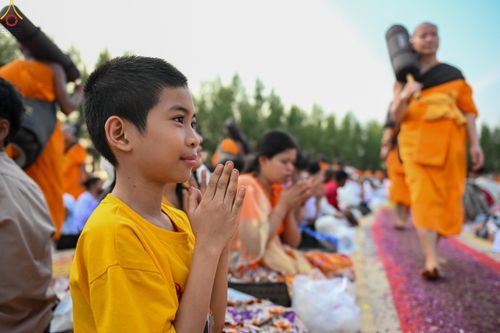 ภาพ No.299634:วันที่ 18 มกราคม พ.ศ. 2569 พิธีต้อนรับพระธรรมยาตรา (ภาพชุดที่ 2) ณ อนุสรณ์สถานลำดับที่ 5  สถานที่เผยแผ่วิชชาธรรมกายครั้งแรก อนุสรณ์สถานบางปลา วัดบางปลา อำเภอบางเลน จังหวัดนครปฐม ในโครงการธรรมยาตรา กตัญญูบูชา มหาปูชนียาจารย์ พระมงคลเทพมุนี(สด จนฺทสโร) พระ