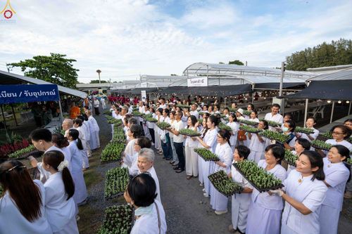 ภาพ No.344056:วันที่ 16 สิงหาคม พ.ศ.2569 การปักชำต้นกล้าเบญจทรัพย์ เพื่อเตรียมดอกไม้บูชาธรรม พระเดชพระคุณหลวงปู่ และโปรยต้อนรับพระธรรมยาตรา ปีที่ 15 ณ โรงเรือนปักชำประตู 8 วัดพระธรรมกาย