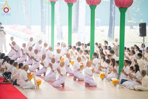 ภาพ No.298264:วันเสาร์ที่ 17 มกราคม พ.ศ. 2569 พิธีบรรพชาอุปสมบท โครงการอุปสมบทหมู่ บูชาธรรมครบ 117 ปี คุณยายอาจารย์มหารัตนอุบาสิกาจันทร์ ขนนกยูง  ณ อุโบสถพระไตรปิฎก วัดพระธรรมกาย