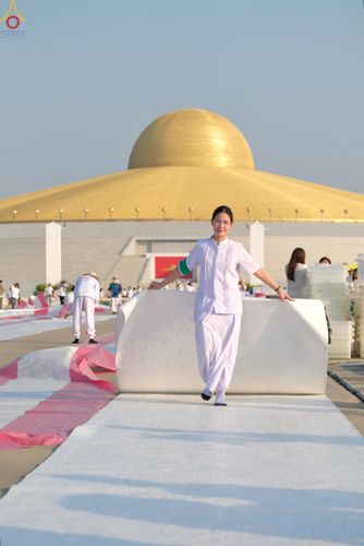 ภาพ No.279942:วันที่ 1 มกราคม พ.ศ.2569 พิธีตักบาตรในวันขึ้นปีใหม่ ณ ลานธรรม วัดพระธรรมกาย