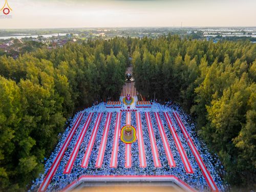 ภาพ No.289259:วันที่ 7 มกราคม พ.ศ. 2569 พิธีตักบาตรพระธรรมยาตรา ณ อนุสรณ์สถานลำดับที่ 1 สถานที่เกิดด้วยรูปกายเนื้อ อนุสรณ์สถานมหาวิหารพระมงคลเทพมุนี (โลตัสแลนด์) อ.สองพี่น้อง จ.สุพรรณบุรี ในโครงการธรรมยาตรา กตัญญูบูชา มหาปูชนียาจารย์ พระมงคลเทพมุนี(สด จนฺทสโร) พระผู้ป