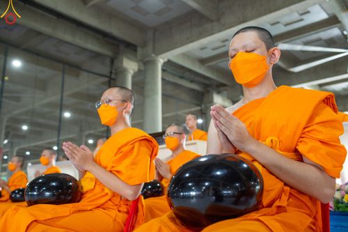 ภาพ No.82893:พิธีตักบาตรฉลองพระบวชใหม่  โครงการธรรมทายาทอุปสมบทหมู่อุดมศึกษา  รุ่นที่50 ภาคฤดูฝน วันเสาร์ที่ 24 มิถุนายน พ.ศ.2566 ณ มหารัตนวิหารคด คอร์ 6 วัดพระธรรมกาย