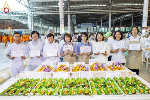 ภาพ No.303000:วันที่ 26 มกราคม พ.ศ. 2569 พิธีถวายภัตตาหารเป็นสังฆทาน แด่พระธรรมยาตรา ณ วัดพระธรรมกาย  จังหวัดปทุมธานี ในโครงการธรรมยาตรา กตัญญูบูชา มหาปูชนียาจารย์ พระมงคลเทพมุนี(สด จนฺทสโร) พระผู้ปราบมาร อนุสรณ์สถาน 7 แห่ง ปีที่ 14