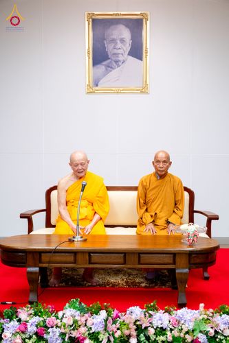 ภาพ No.324803:วันอังคารที่ 21 เมษายน พ.ศ.2569  หลวงพ่อทัตตชีโว รองเจ้าอาวาสวัดพระธรรมกาย ถวายการต้อนรับและปฏิสันถารคณะสงฆ์จากประเทศเวียดนาม