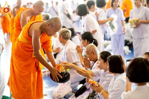 ภาพ No.215211:วันอาทิตย์ต้นเดือนที่ 6 เมษายน พ.ศ. 2568 พิธีตักบาตรข้าวสารอาหารแห้ง ณ บ้านแก้วเรือนทองคุณยาย สภาธรรมกายสากล วัดพระธรรมกาย